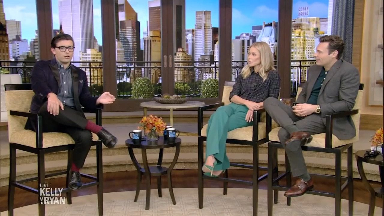 Kelly and Her Son Michael Consuelos Make Crispy Hasselback Potatoes Au