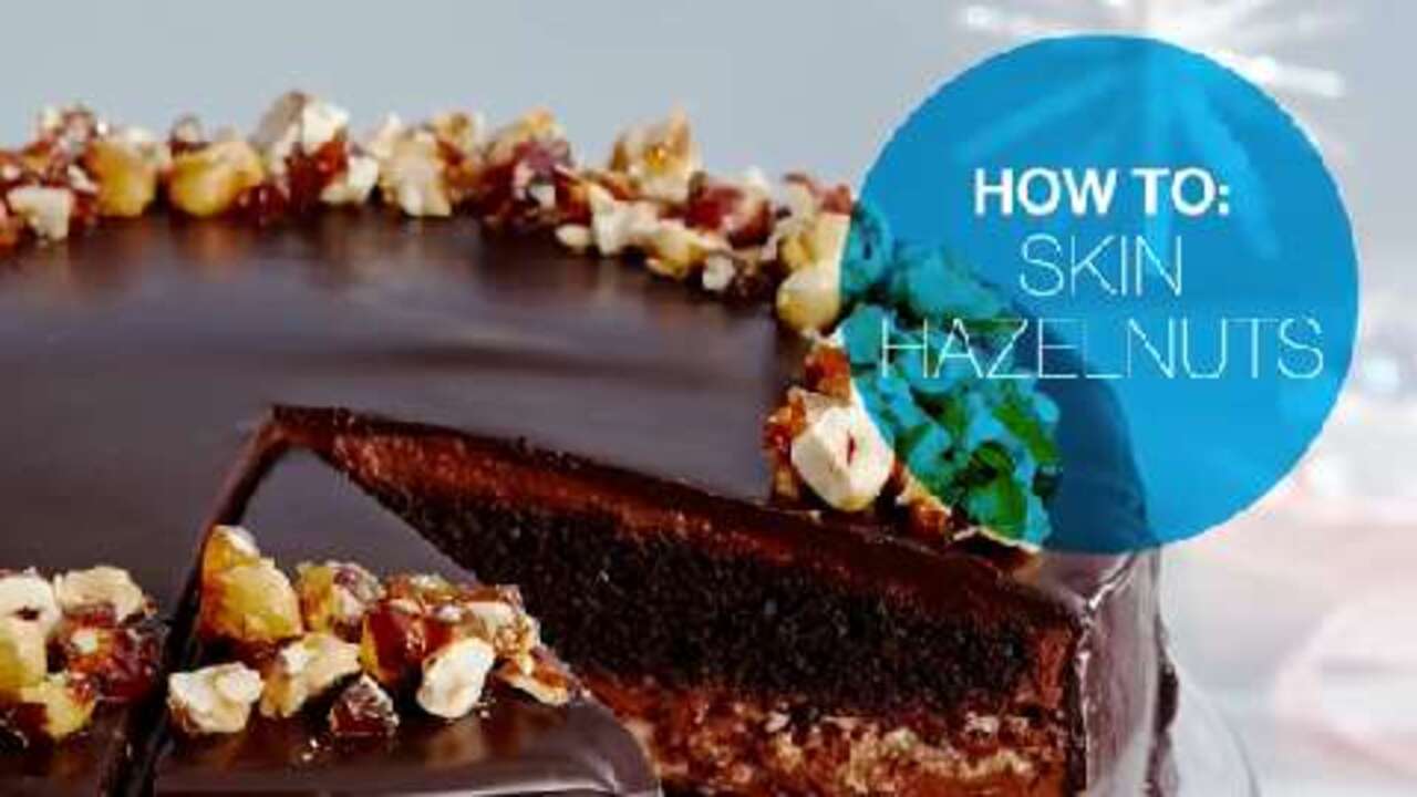 How to skin hazelnuts