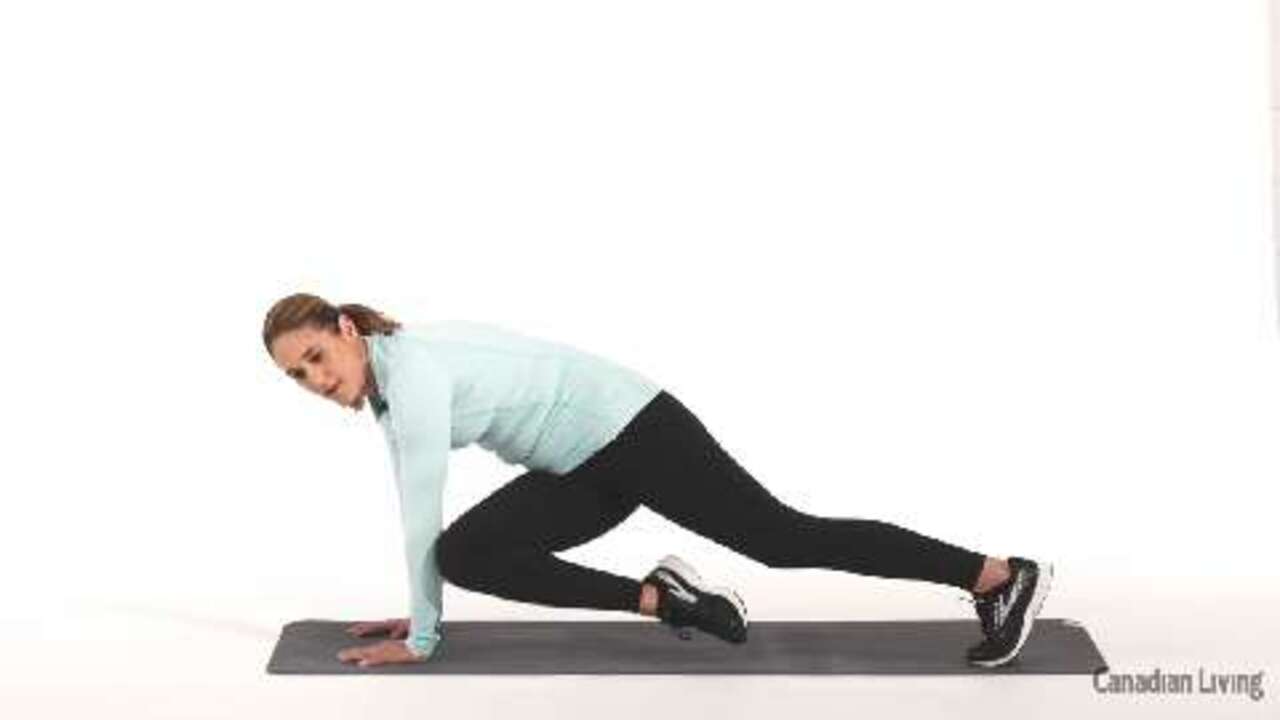 Cross-body mountain climbers: The calorie-burning core exercise