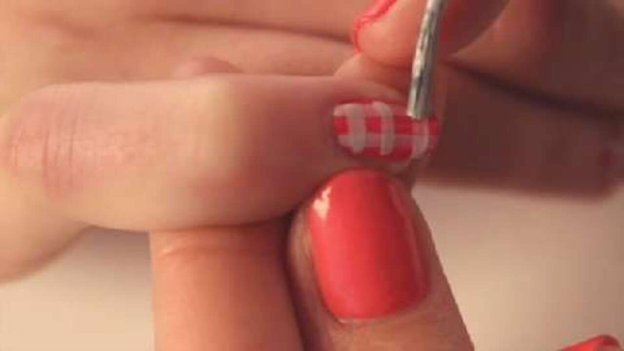 Nail art how-to: Gingham nails
