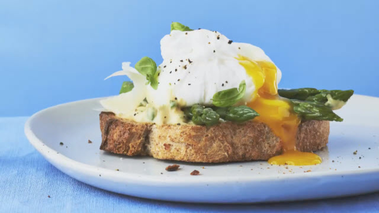 How to poach eggs