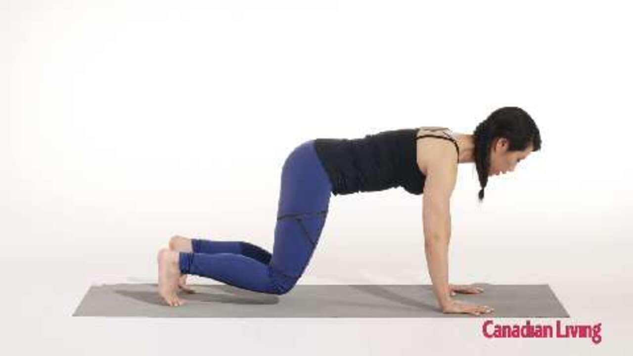 Knee hover with knee taps: Strengthen your abs and back