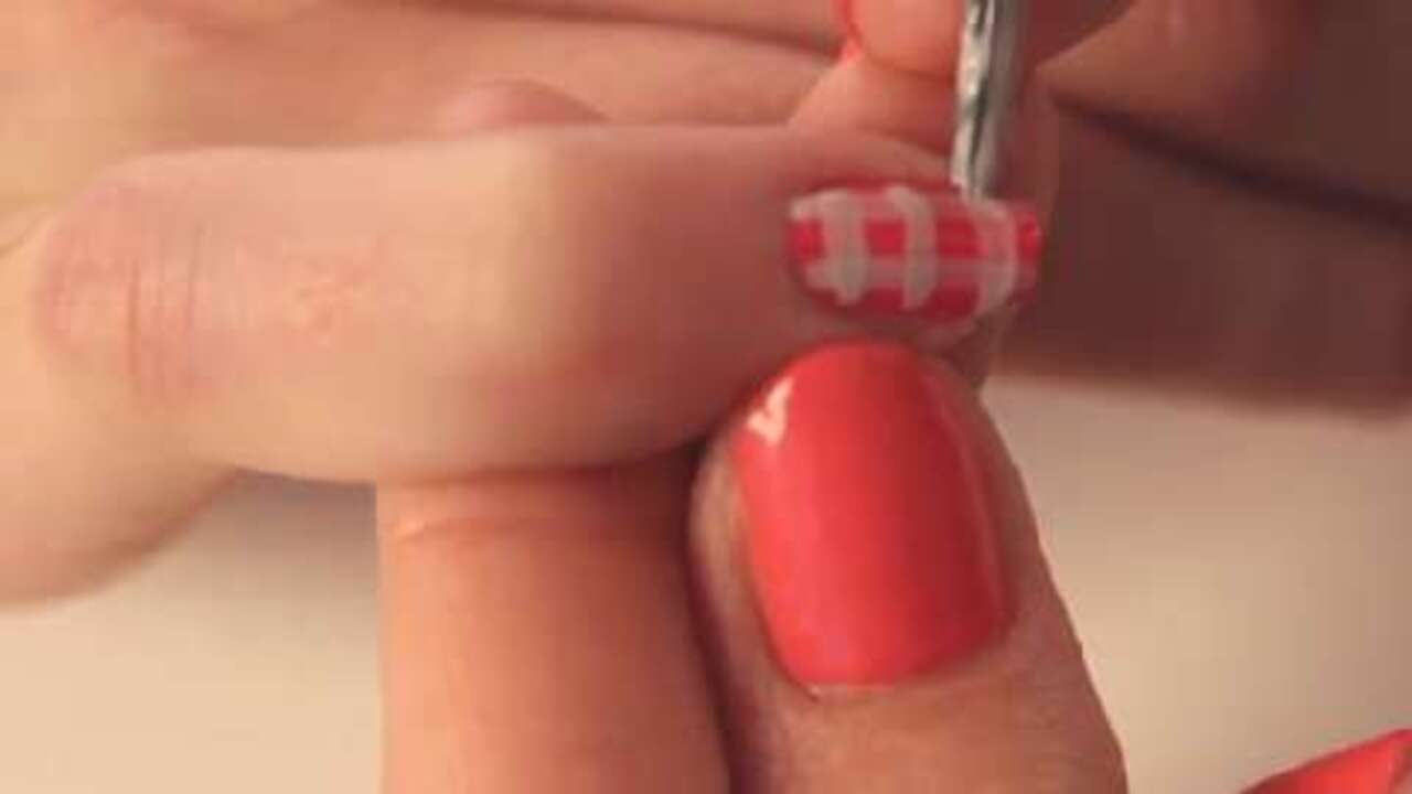 Nail art how-to: Gingham nails