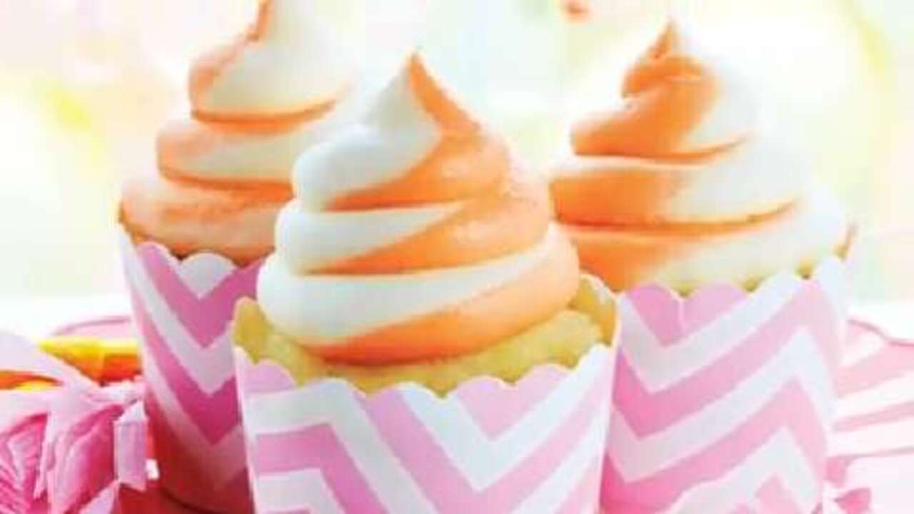How to pipe two colours of icing at the same time