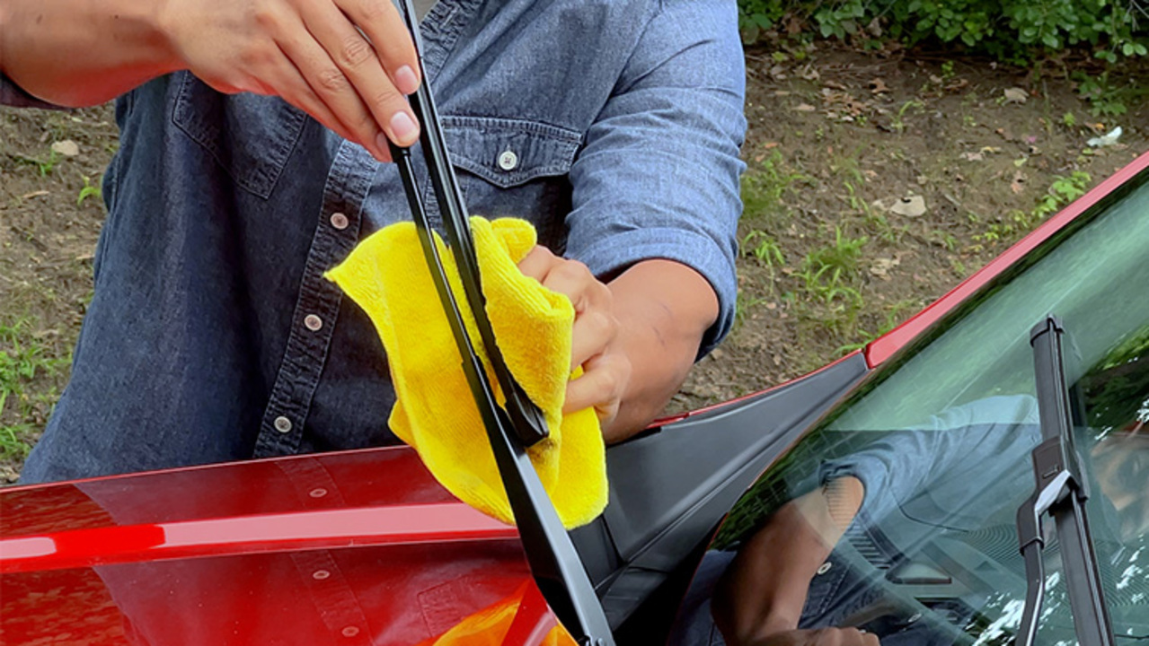 CLEANING THE WINDSHIELD WIPERS