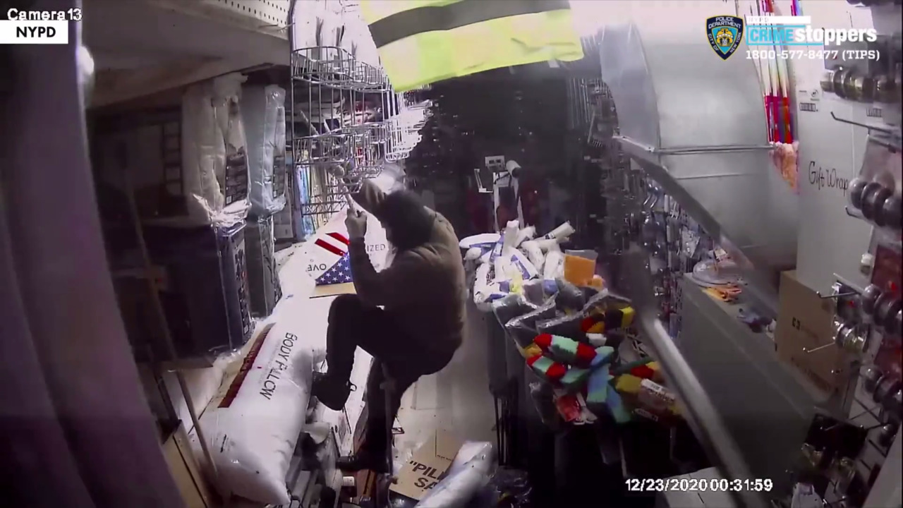 Burglars Enter Bronx Store Through Roof Steal Thousands Cops