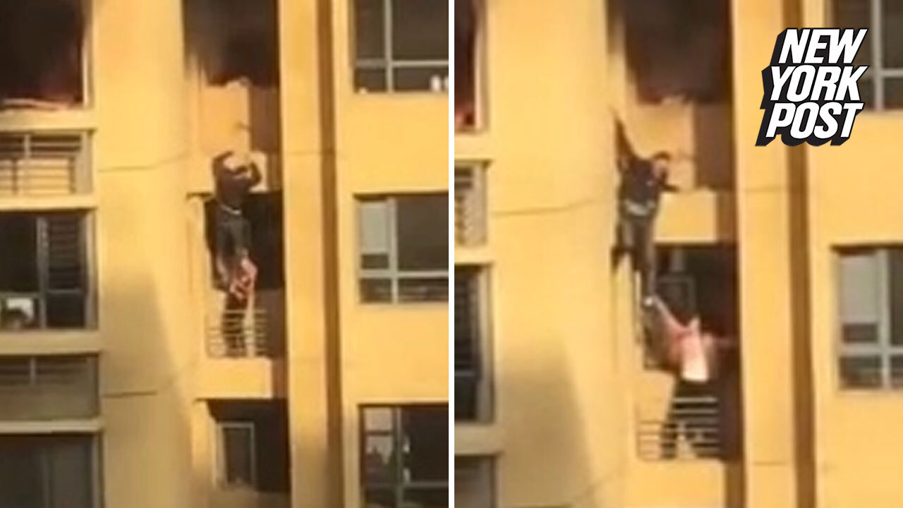 Αυτοί οι κάτοικοι πρέπει να πηδούν για χαρά.  Το δραματικό βίντεο δείχνει δύο άτομα που διαφεύγουν στενά από μια πυρκαγιά διαμερισμάτων στο 24ο όροφο στο Qingdao της Κίνας, ανεβαίνοντας από το μπαλκόνι στο κάτω όροφο.  Σύμφωνα με πληροφορίες, υπέστησαν ελαφρά τραύματα.