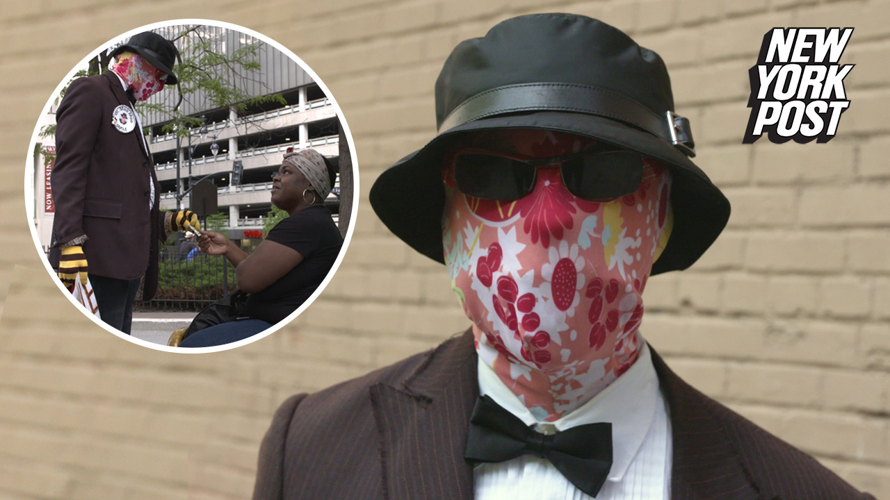 Masked Hero Hands Out 100 Bills To Strangers Video New York Post