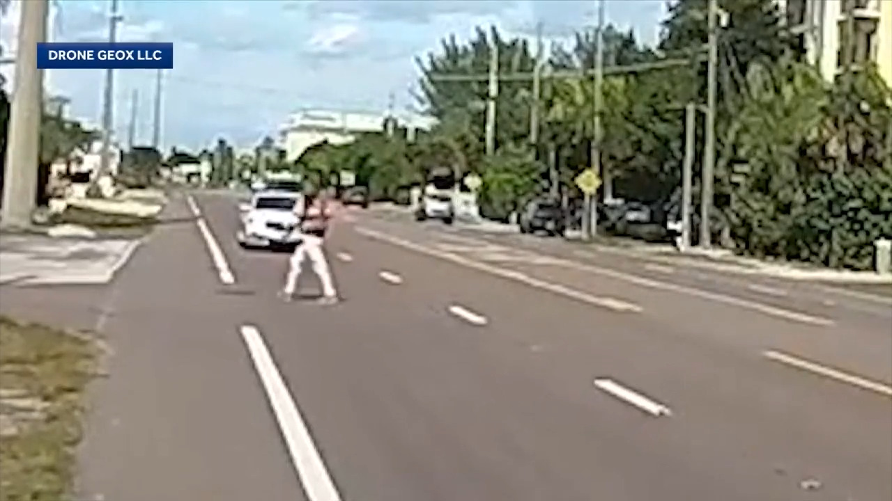 Man rescues wandering toddlers from middle of busy traffic ...