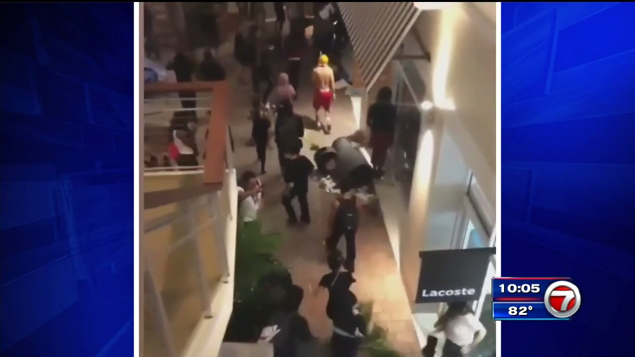 Dadeland Mall Starbucks employee pepper-sprays customer during fight - WSVN  7News, Miami News, Weather, Sports
