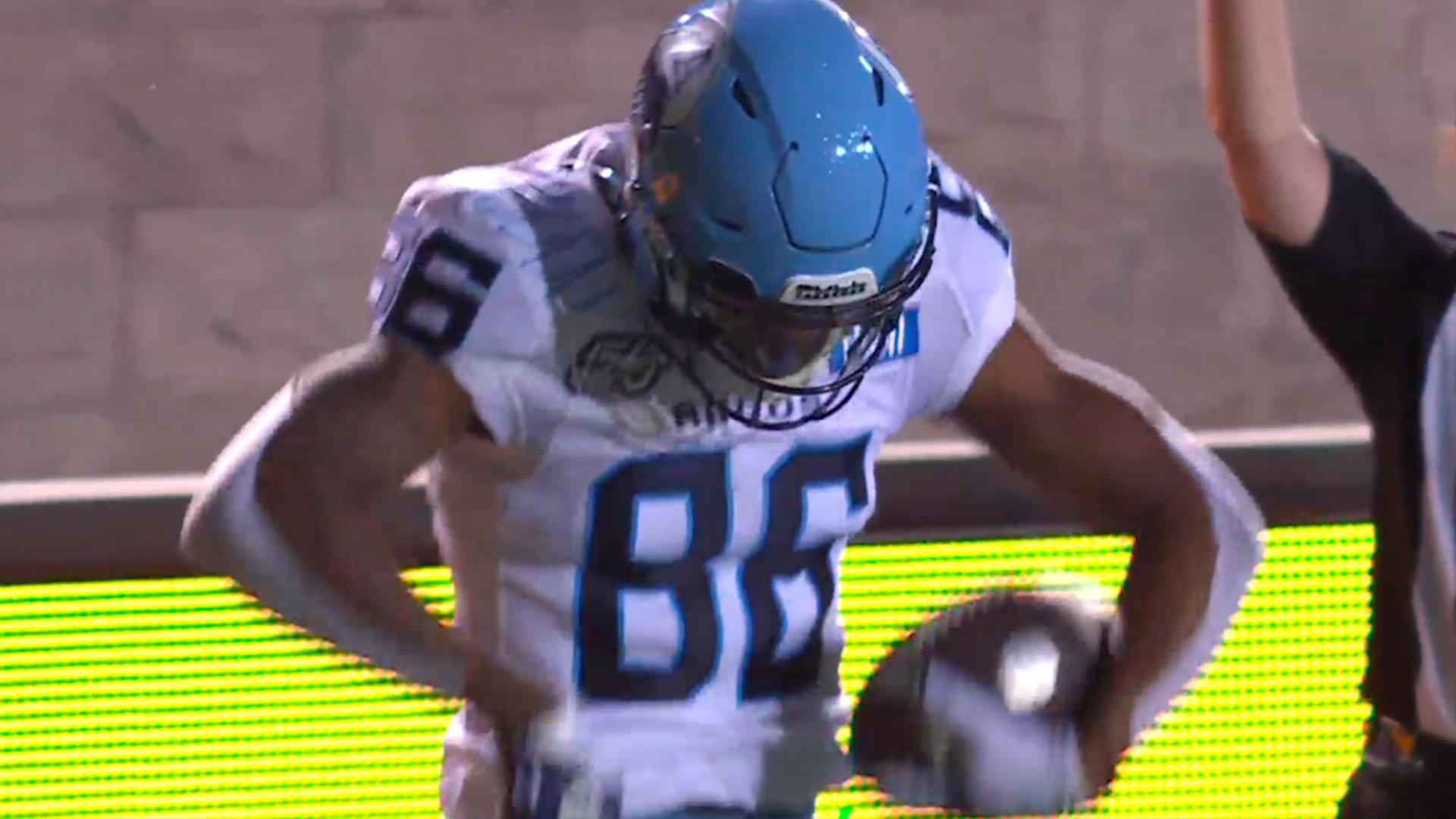 Coxie makes spectacular one handed grab for the score - CFL.ca