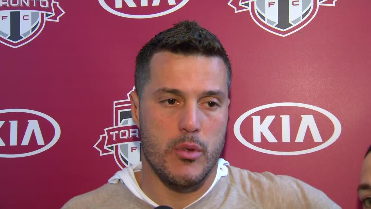 Julio Cesar trades his Toronto FC jersey for a Brazil one on Vine, SIDELINE