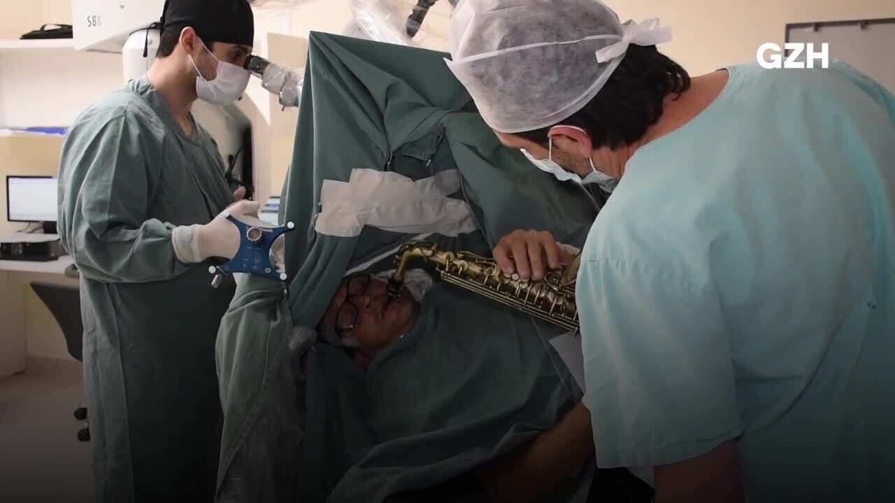 Paciente toca saxofone durante cirurgia no cérebro; veja vídeo