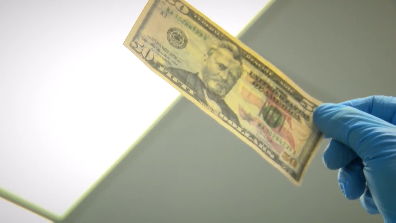 Man makes change for $50 bill, discovers it's a fake