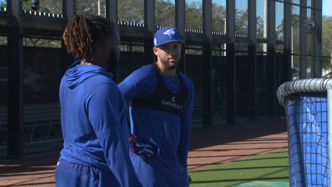 15,000 fans dress like Jays' Matt Chapman - Video - CityNews Toronto