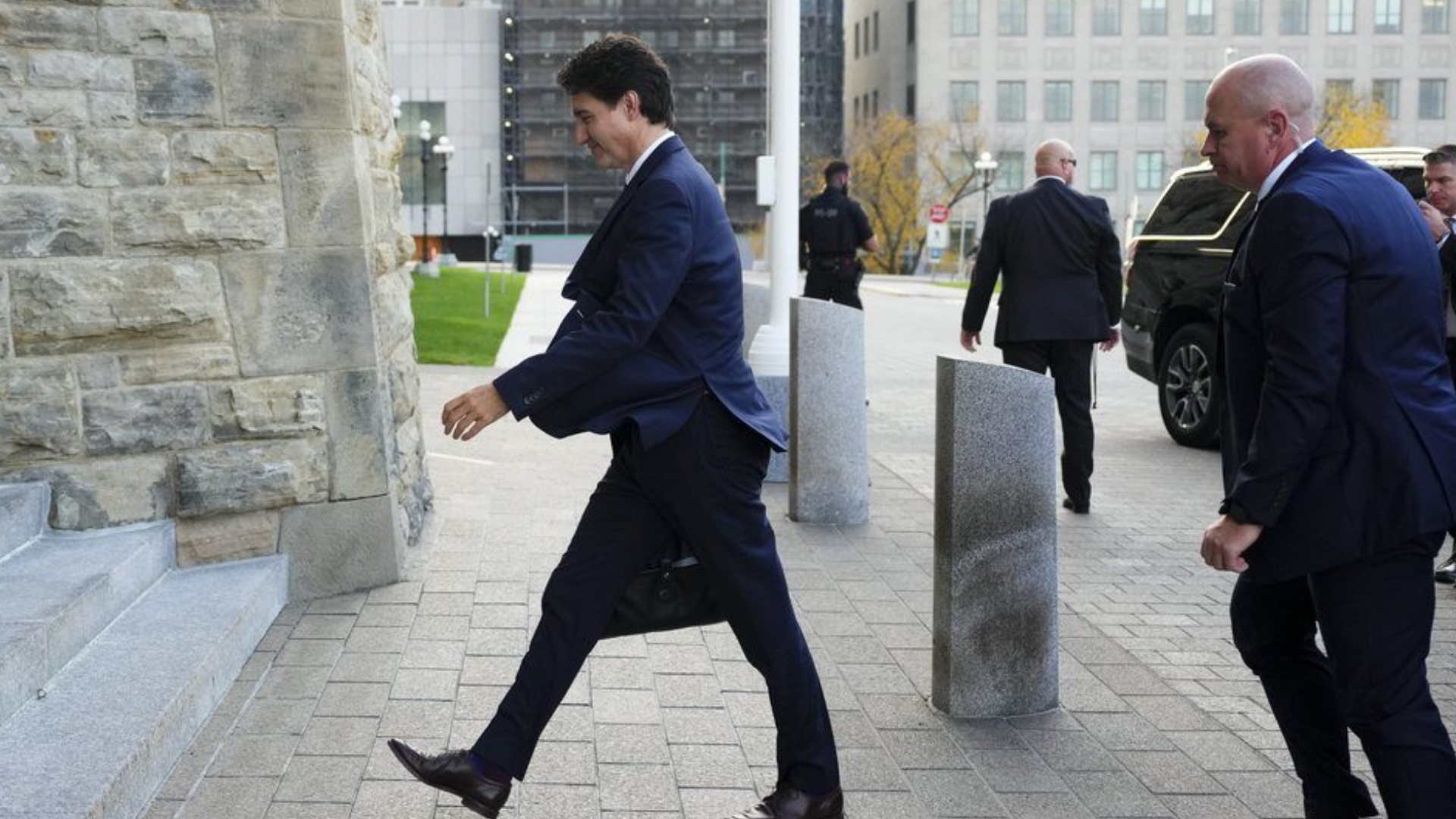 Liberal cabinet '100%' behind Trudeau