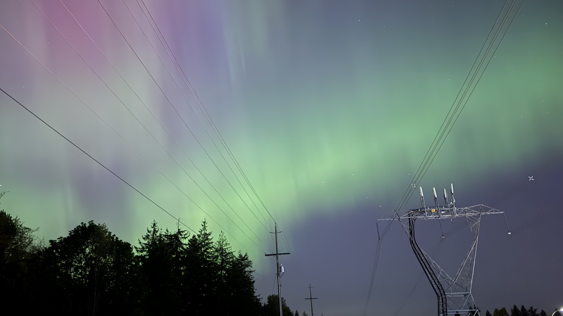 Aurora dazzles Canadians in big cities