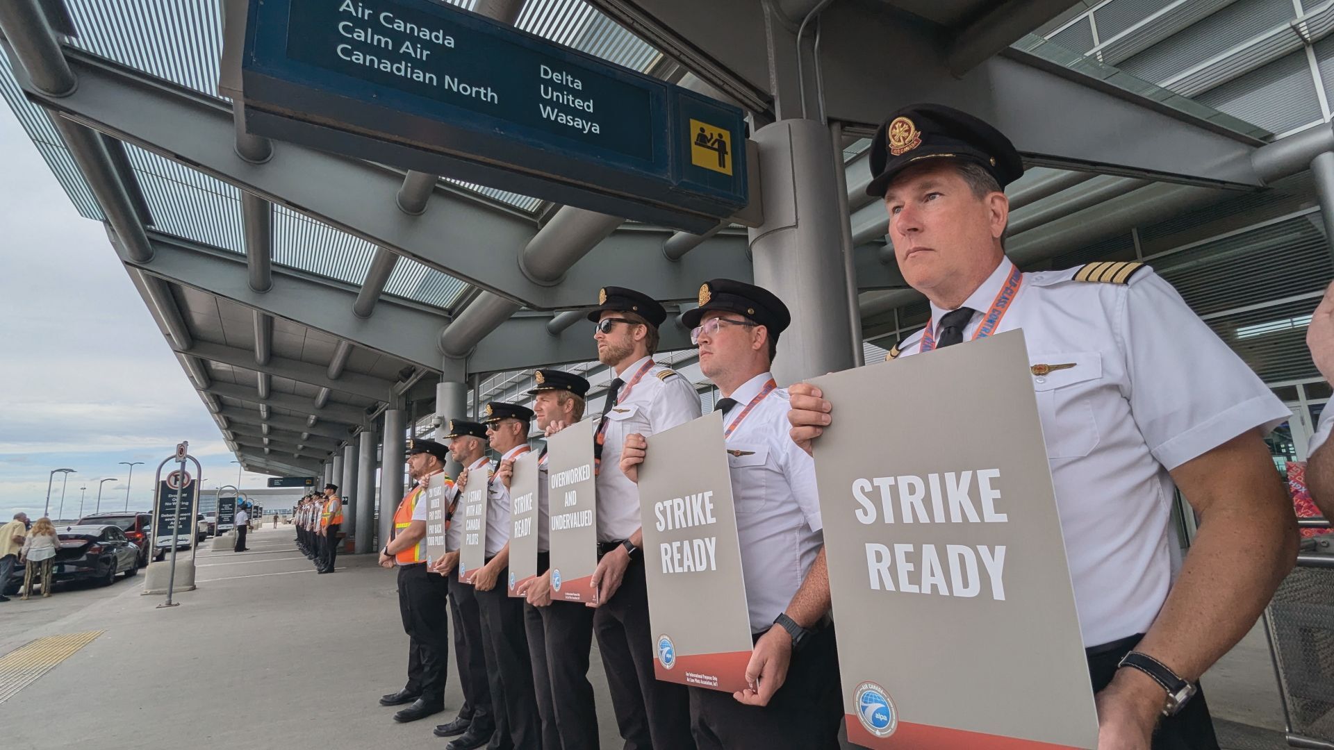 With a potential strike looming, Air Canada Pilots hold a demonstration in Winnipeg