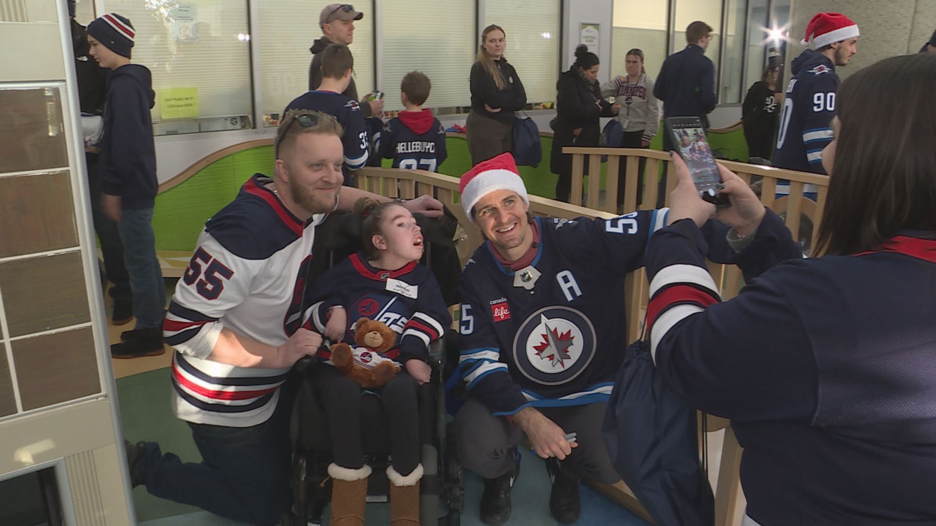 Winnipeg Jets spread holiday cheer at children’s rehab centre