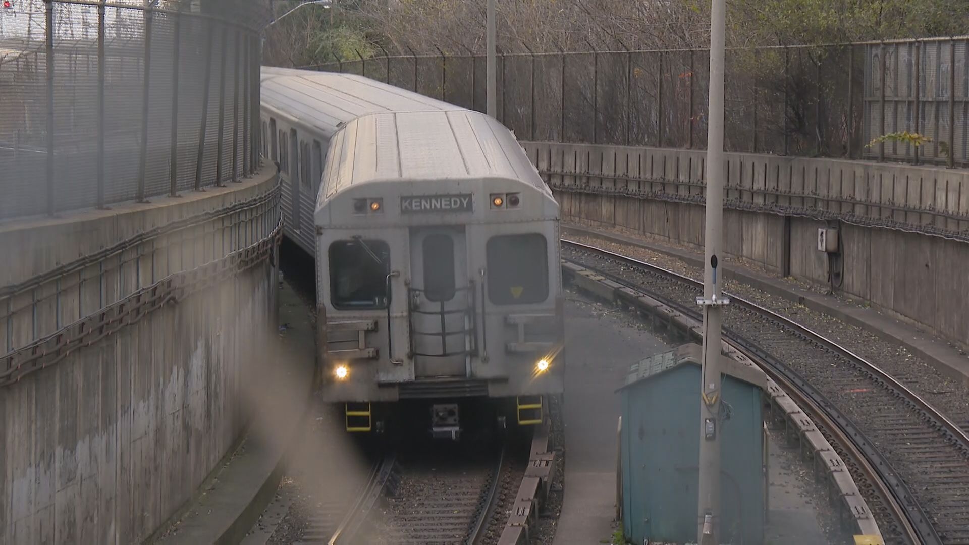 Federal government provides final funding for new Line 2 subway trains