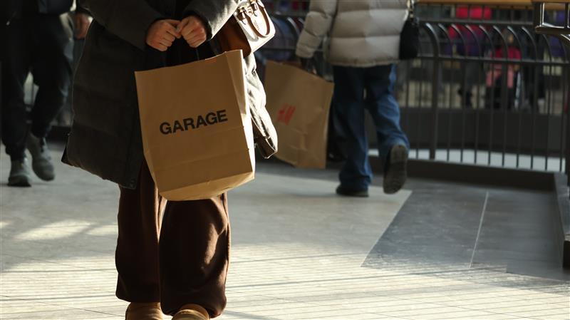 Shoppers In Winnipeg Flock To The Mall For Some Last-minute Christmas 