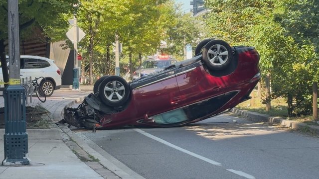Car flipped over onto its windshield after 3-vehicle collision downtown Toronto