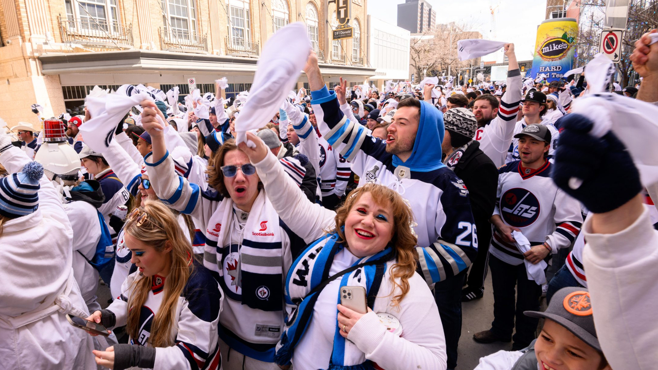 Jets fans gather for return of Winnipeg White Out party