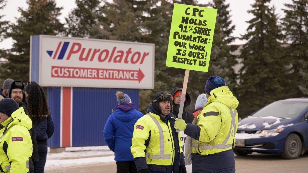 Canada Post employees in Winnipeg hold the line at Purolator