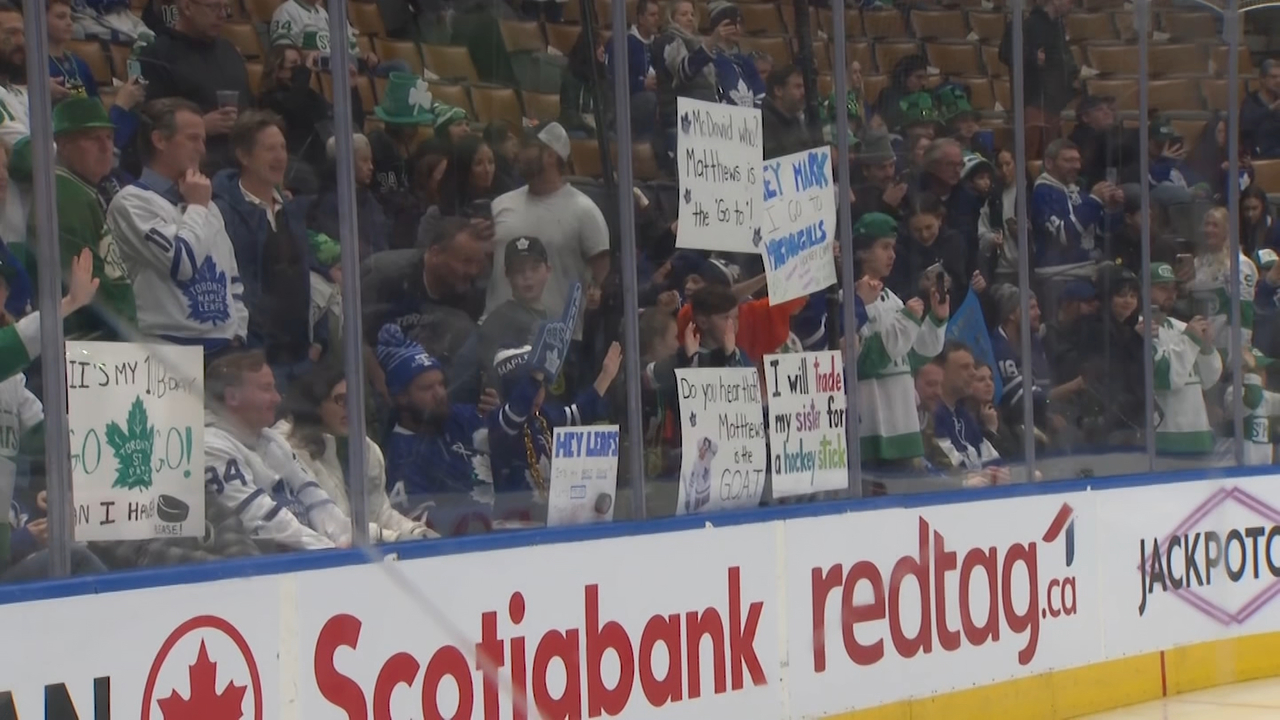 Mariners fan creates hilarious signs chirping Canada with Blue Jays in town