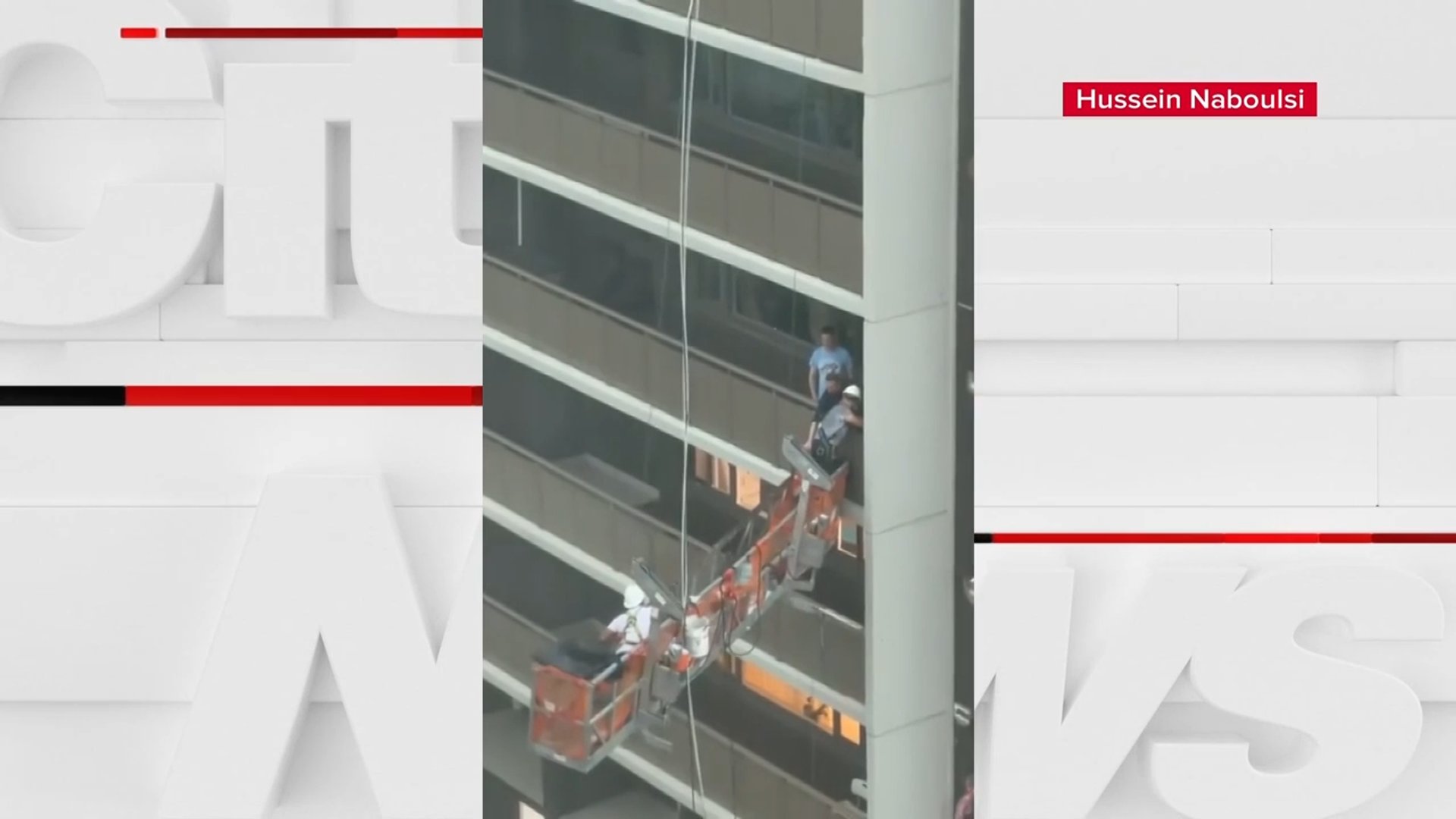 Terrifying video of workers stuck on scaffolding during Toronto storm