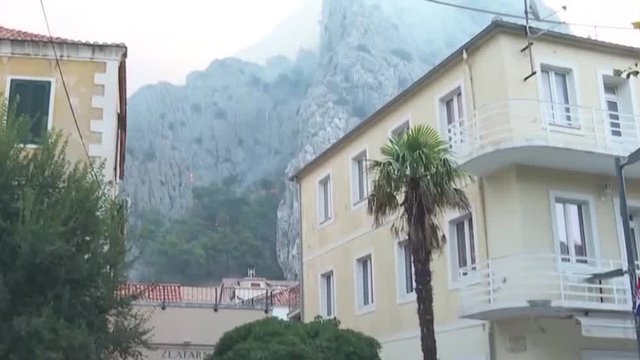 Wildfire engulfs tourist town in Croatia
