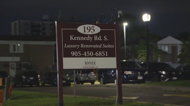 Two teenagers stabbed in Brampton, two suspects wanted