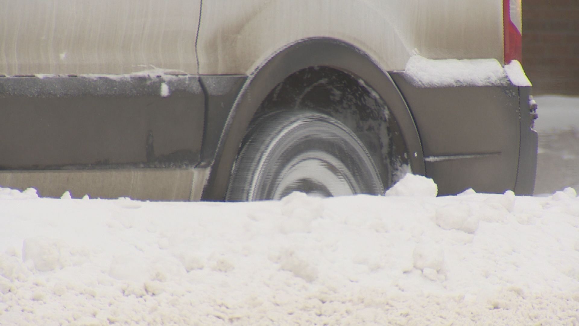 Edmonton declares Phase 1 parking ban as crews clear snow