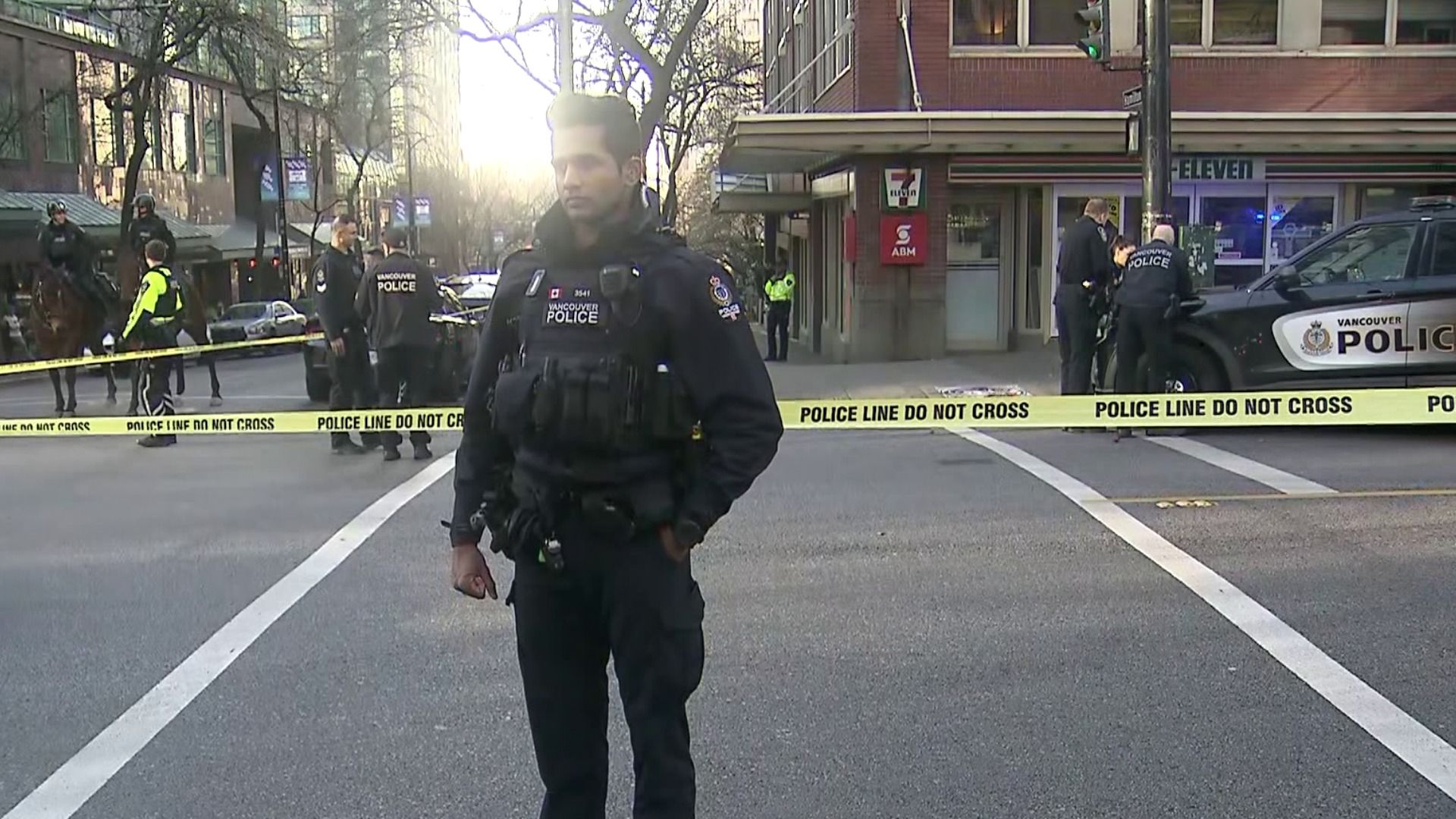 2 injured in ‘violent’ stabbing downtown, suspect shot dead: Vancouver police