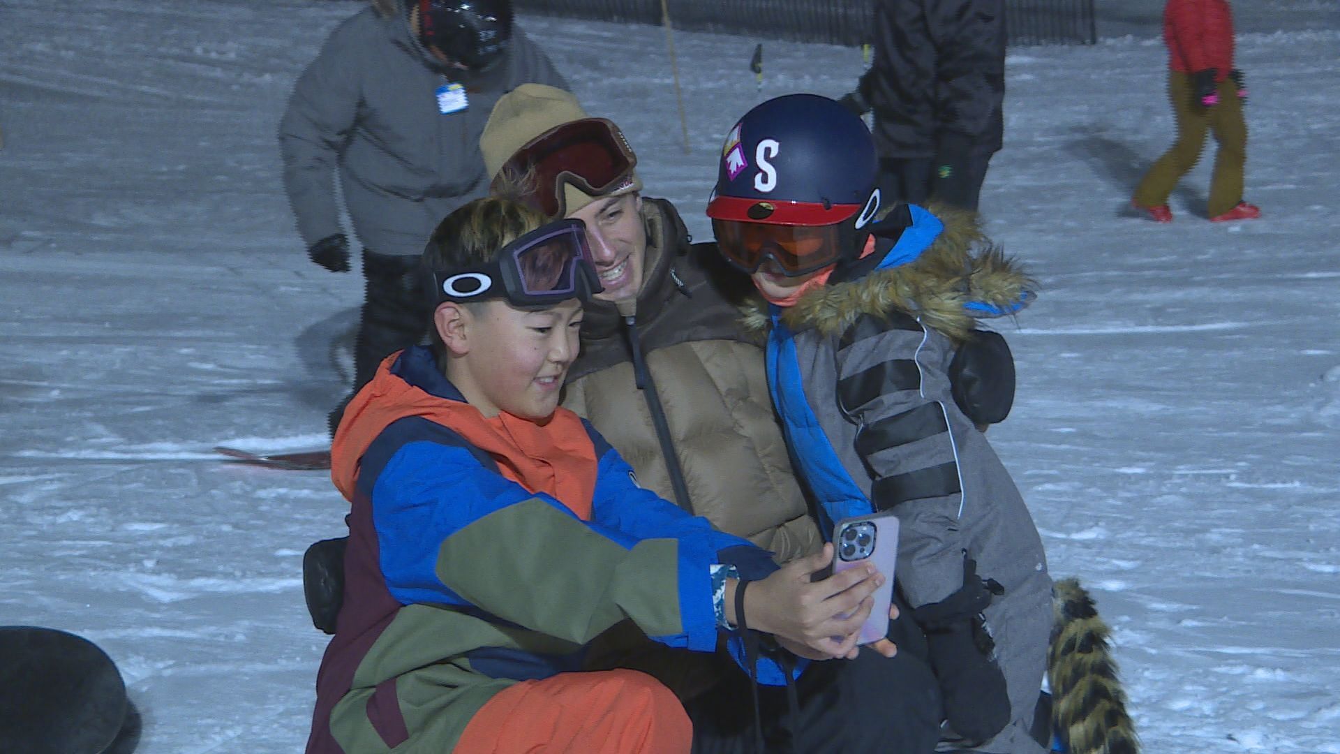 Mark McMorris hosts snowboard lesson for Indigenous families