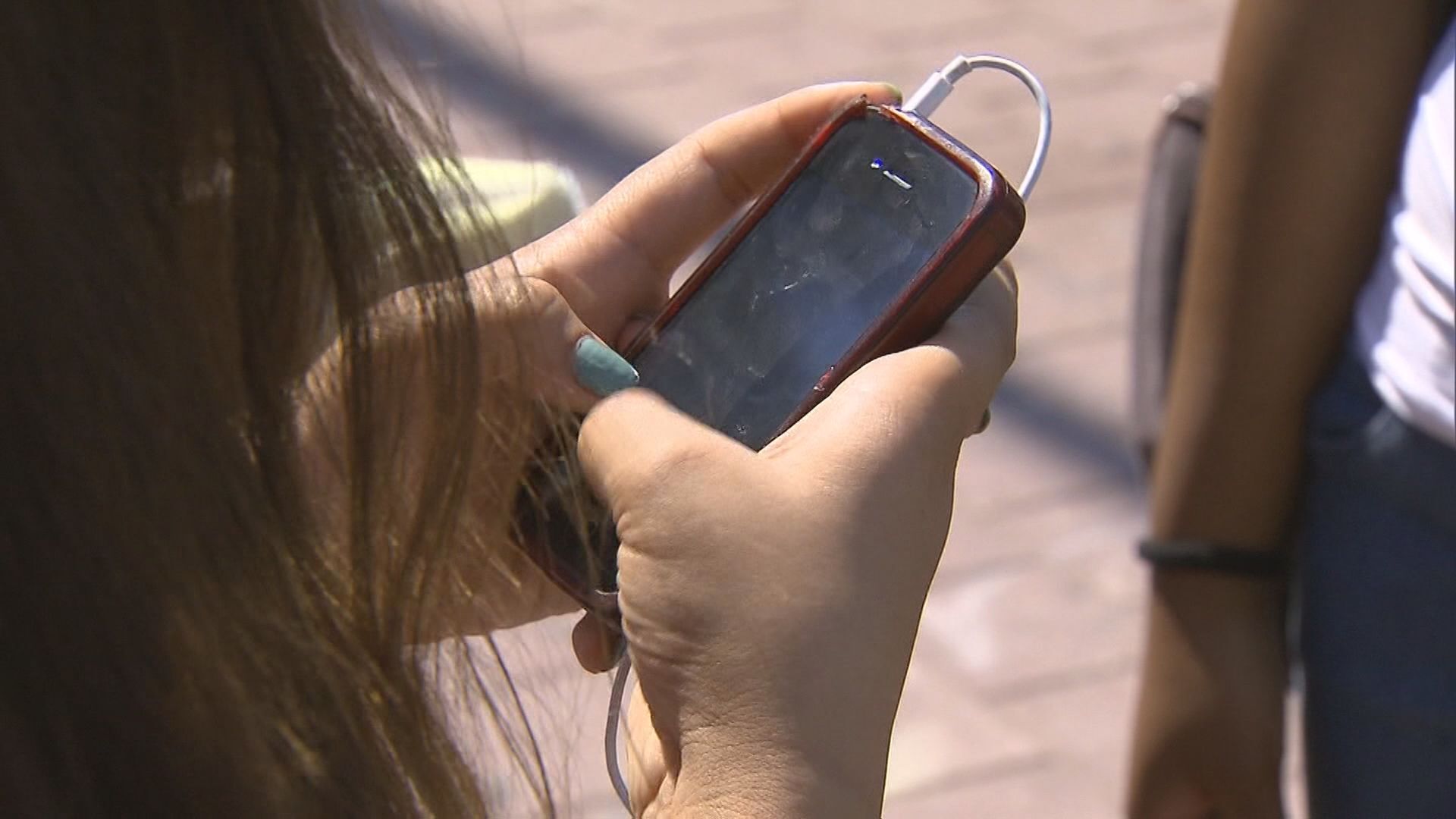 Research suggests setting boundaries for cell phone use among kids