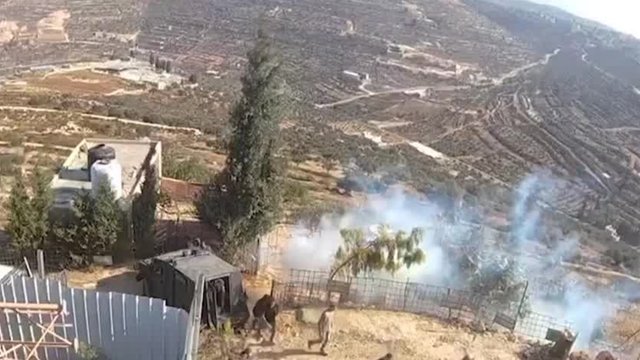 Israeli settlers besiege Palestinian homes in West Bank
