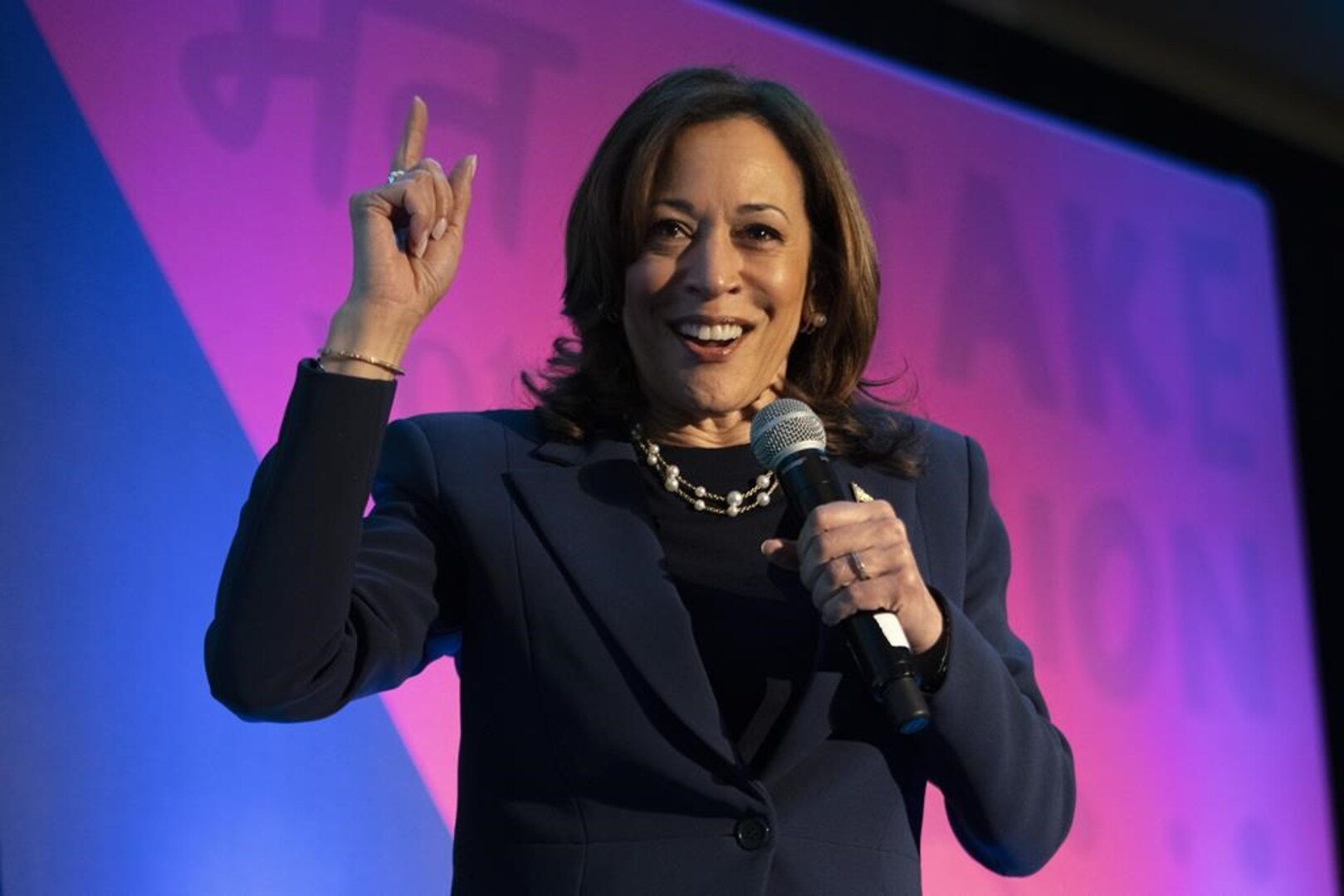 Republicans try to slow early Kamala Harris momentum