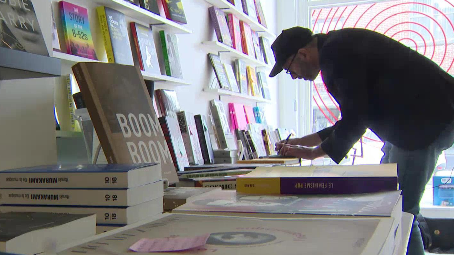 Montreal bookstore owner shares post-it book reviews