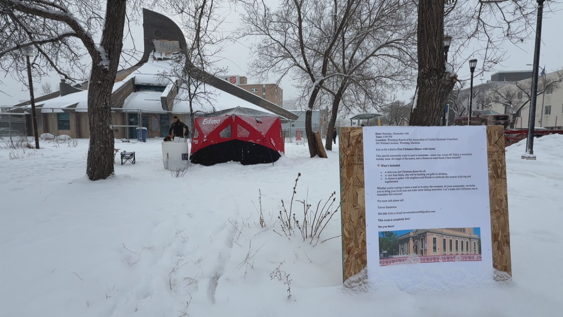 Winnipeg veteran braves the cold to bring holiday cheer to his community