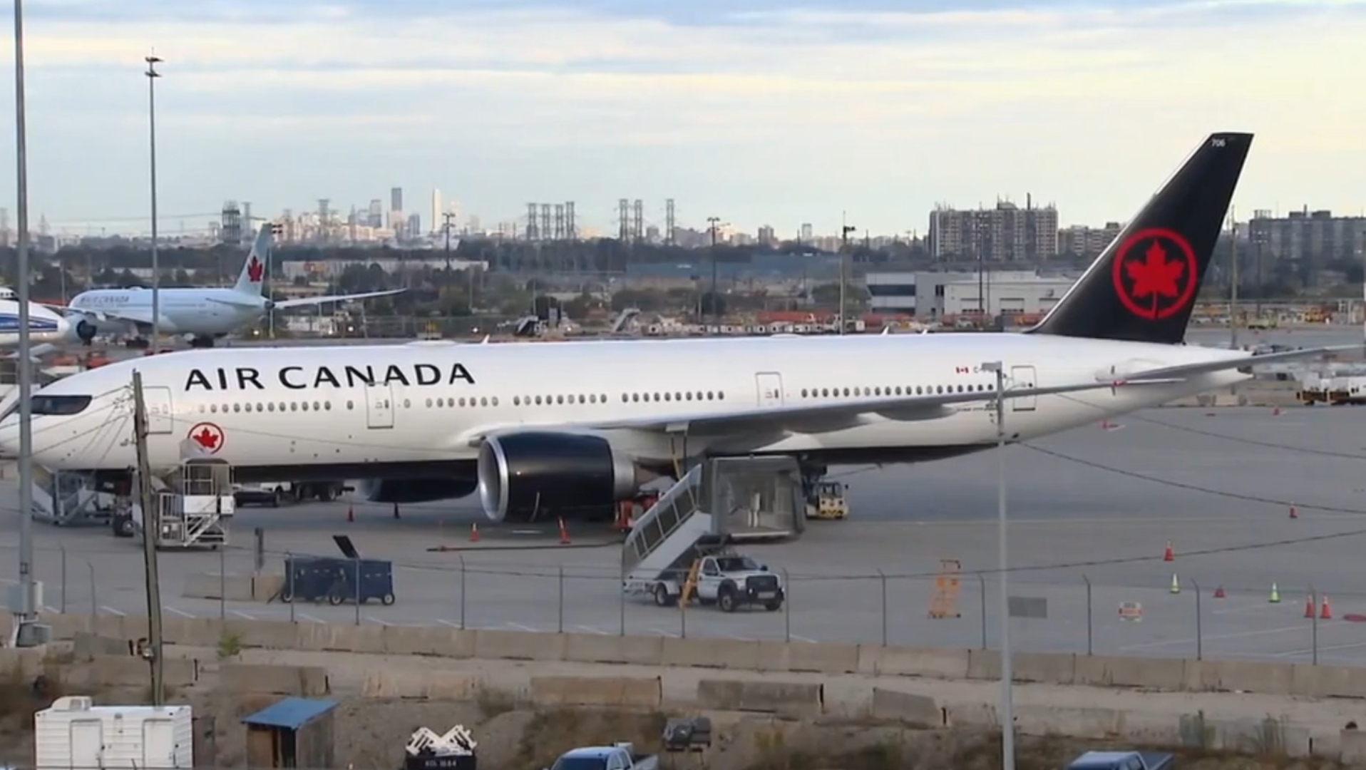 Air Canada braces for shutdown amid stalled contract talks with pilots