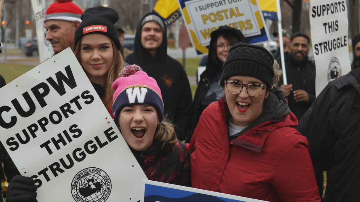 Postal Workers across Manitoba rally in solidarity with hopes of reaching a new contract