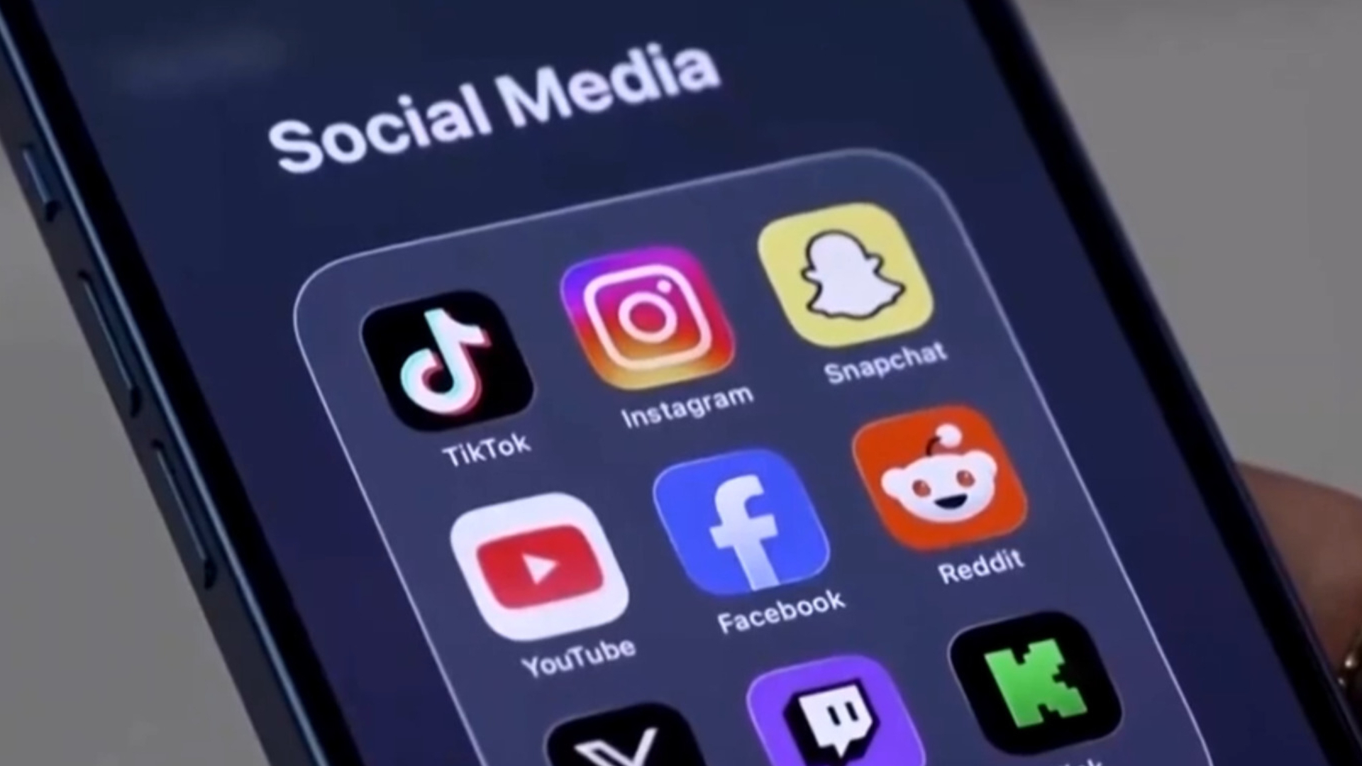 Federal government's Digital Safety Act expected to include under-16 social media ban