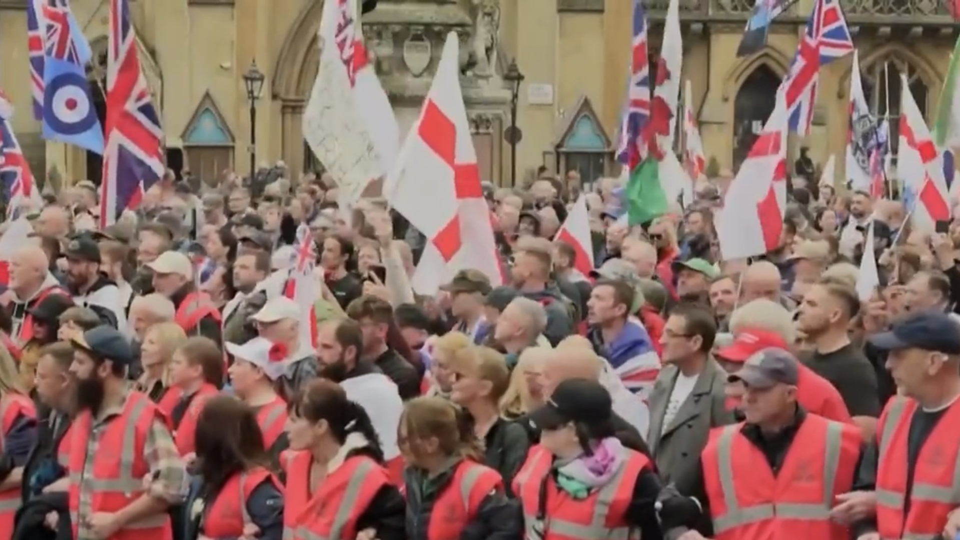 Thousands march in opposing rallies in London