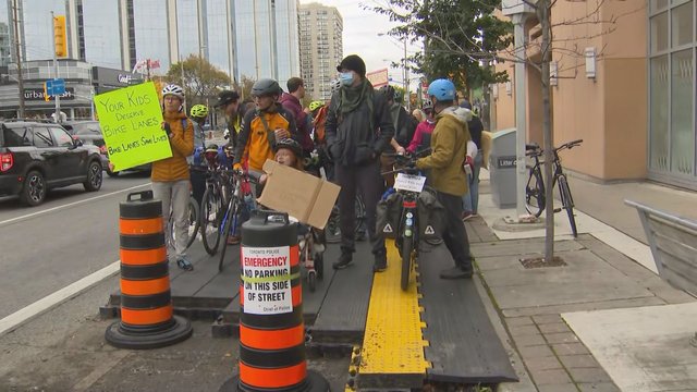 Bike lane protests continue on Bloor Street, growing standoff with police