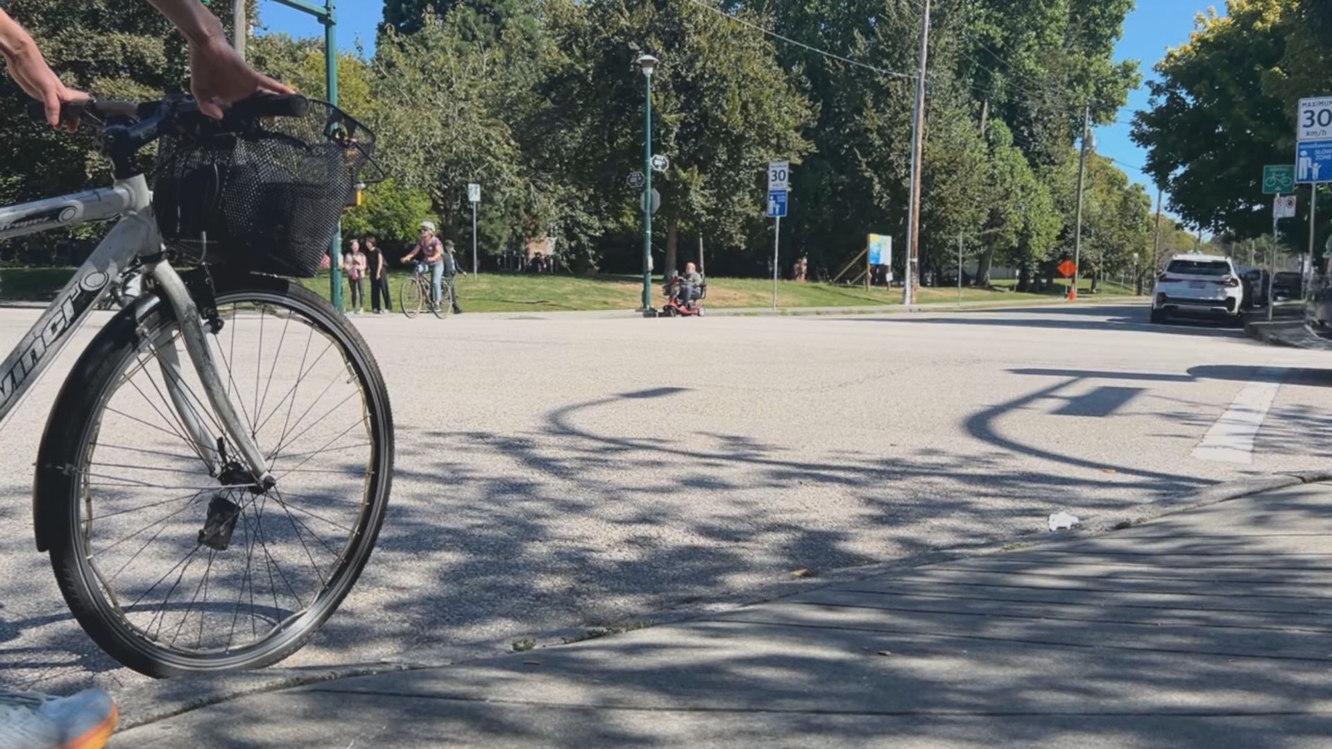 Study backs ‘rolling stop’ for bikes at B.C. intersections