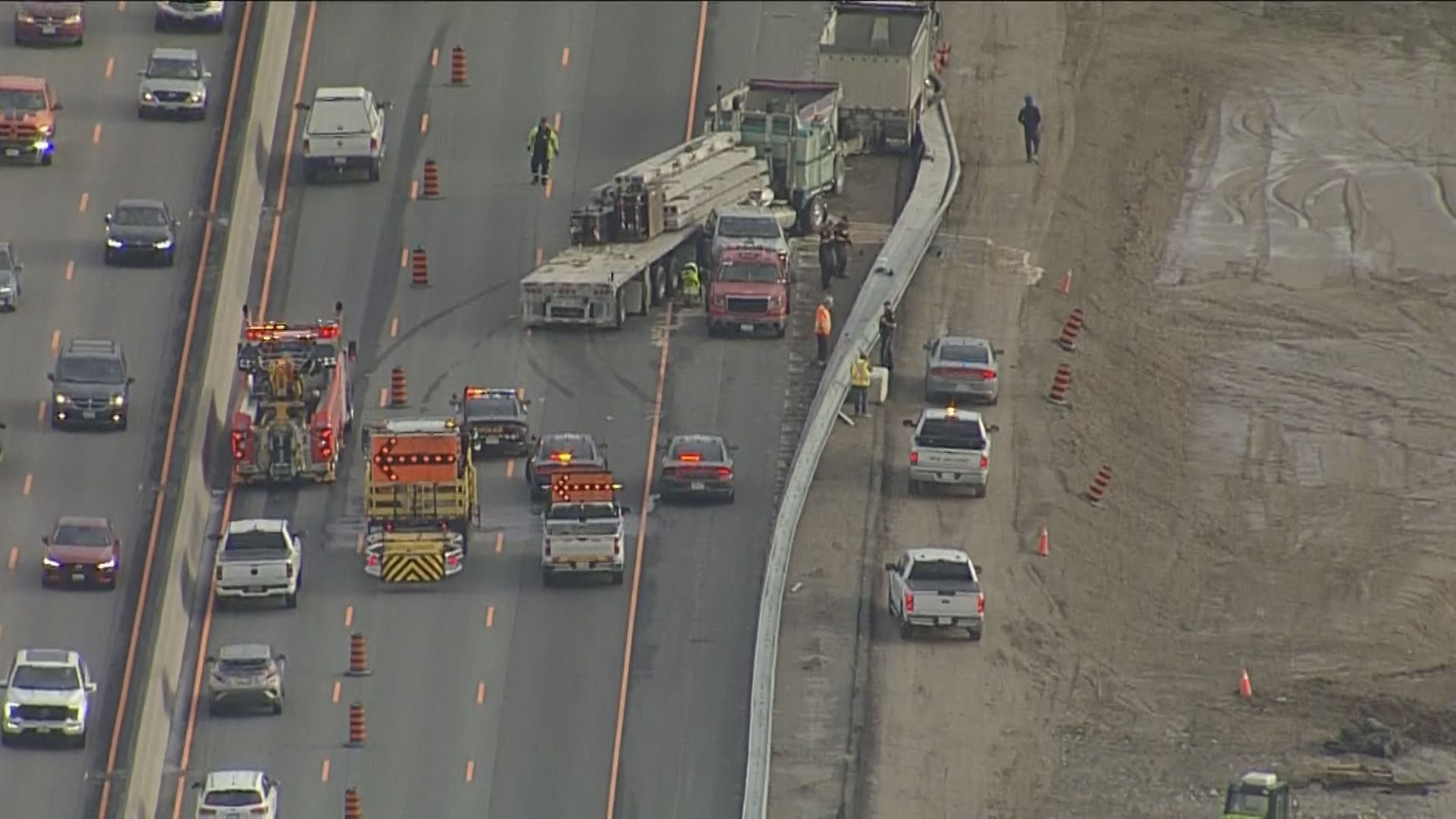 Stolen pickup crashes into tractor trailers on Hwy. 400, suspects allegedly carjacks 2nd vehicle to flee