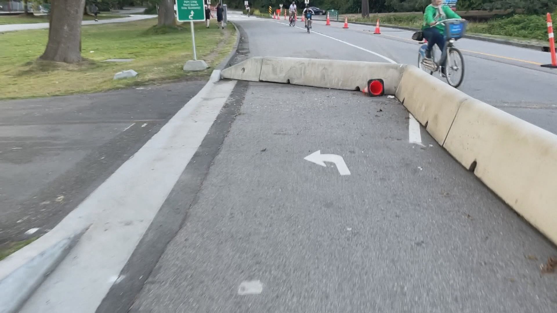 Cyclist crashes into Stanley Park barrier, calls for bike lane improvements