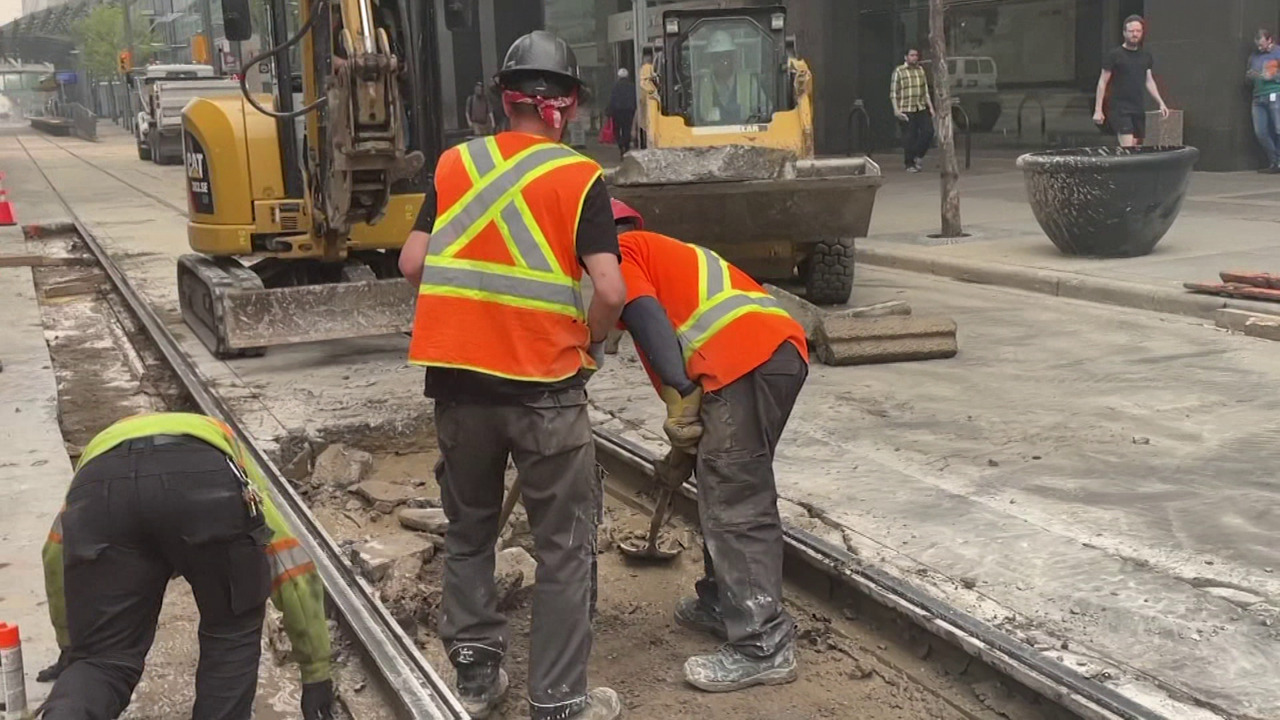 Calgary workers outside in extreme cold