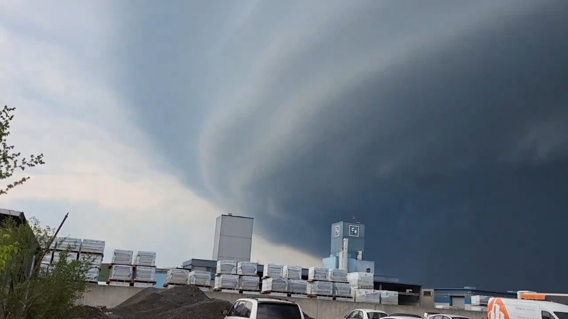Big and threatening cloud rolls through Ottawa